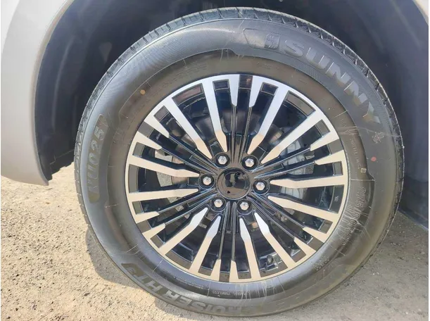 Car image 10