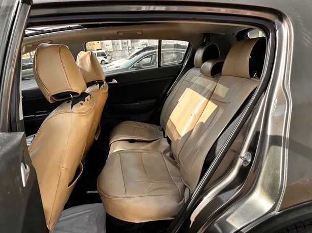 Car image 14