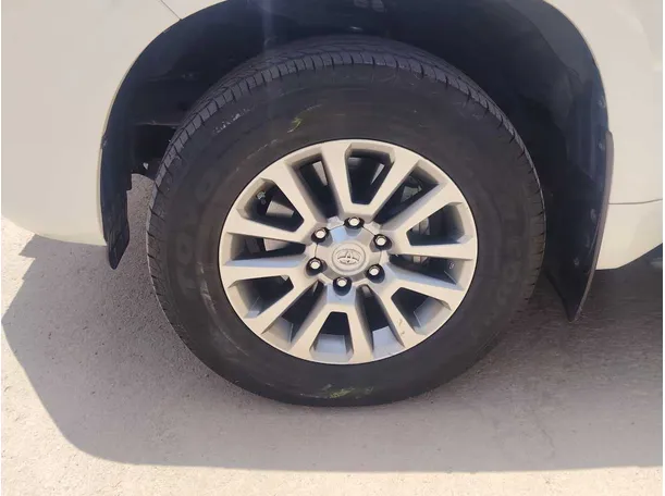 Car image 10