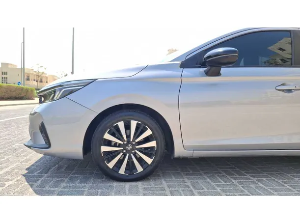Car image 9