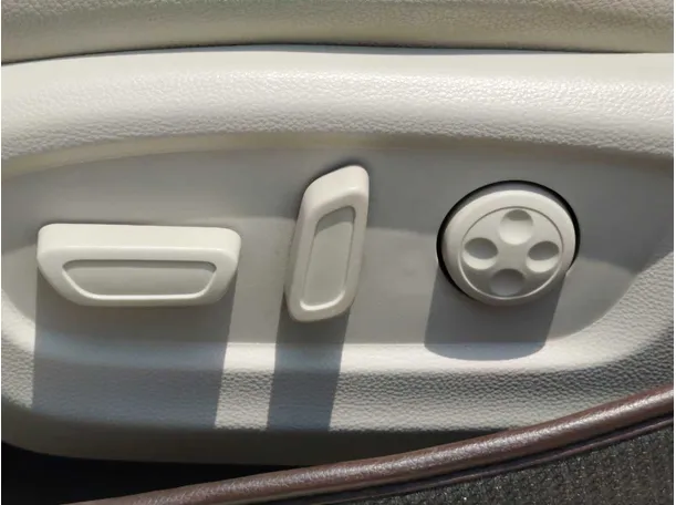 Car image 32