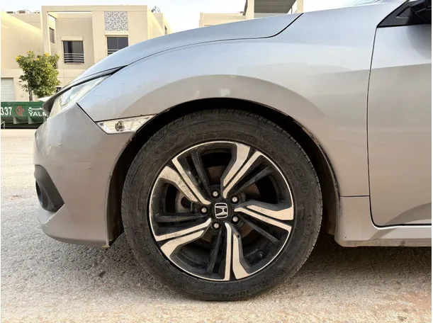 Car image 9