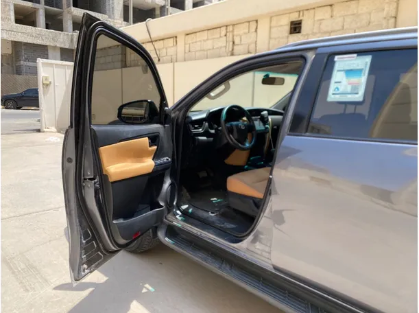 Car image 10