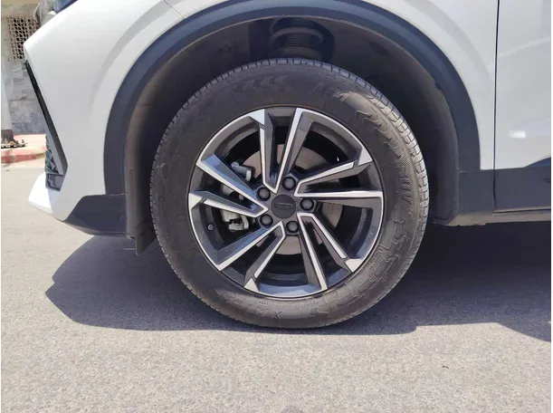 Car image 11