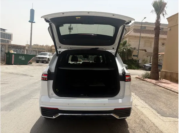 Car image 24