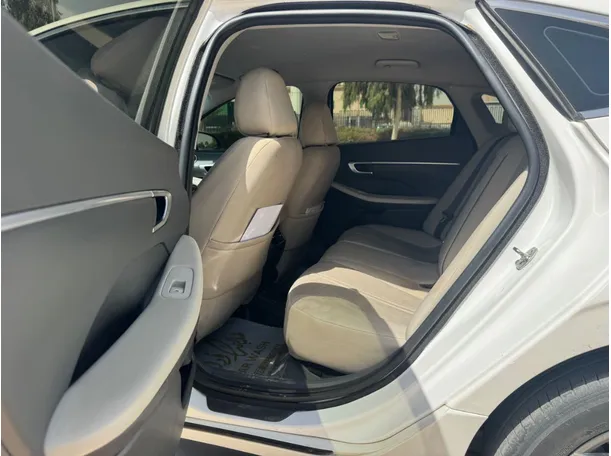 Car image 13