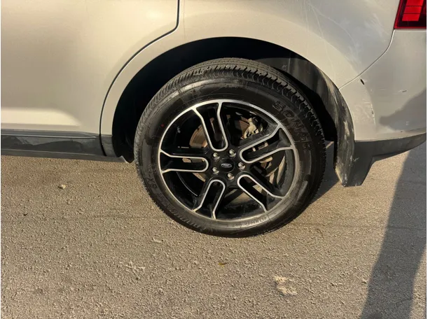 Car image 9