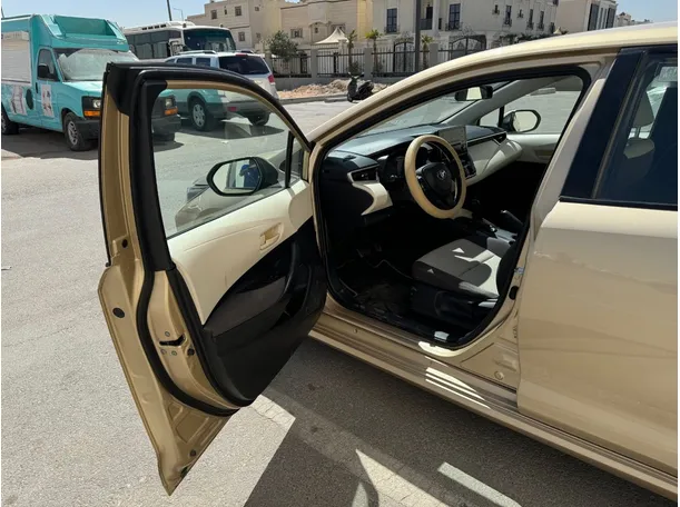 Car image 9