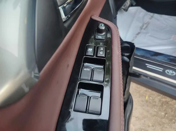 Car image 27