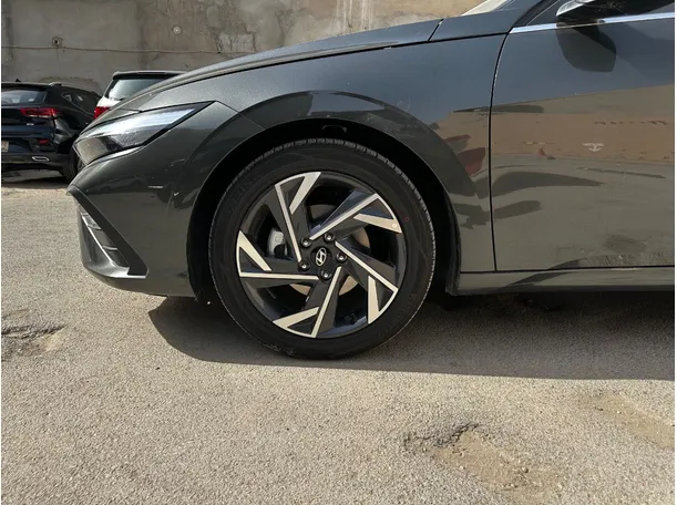 Car image 9