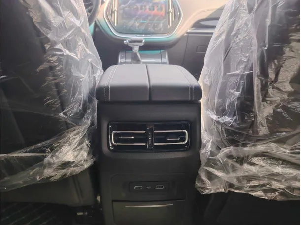 Car image 27