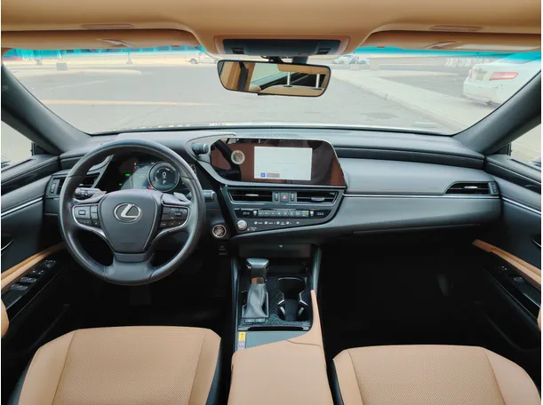 Car image 19