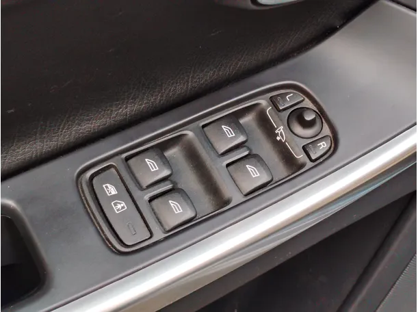 Car image 32