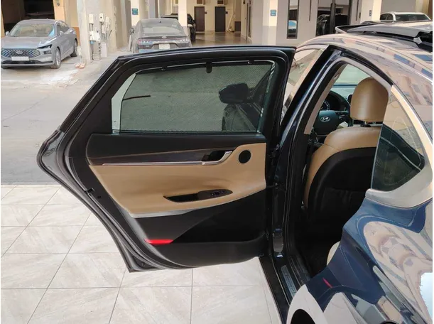 Car image 14