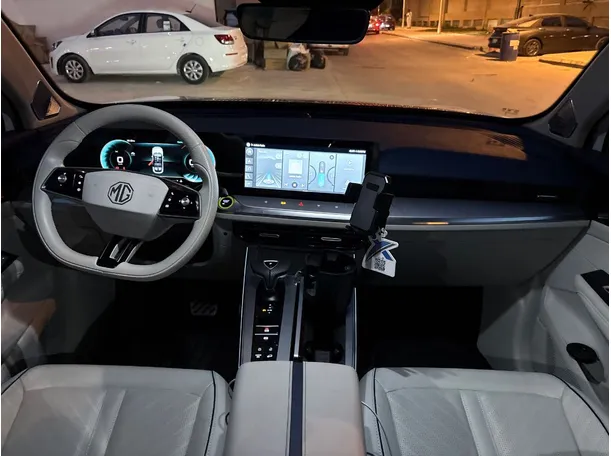 Car image 18