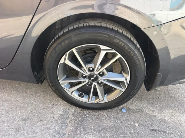 Car image 9