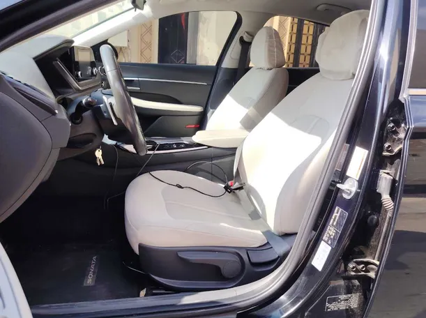 Car image 12