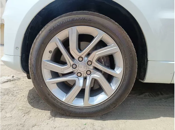 Car image 10