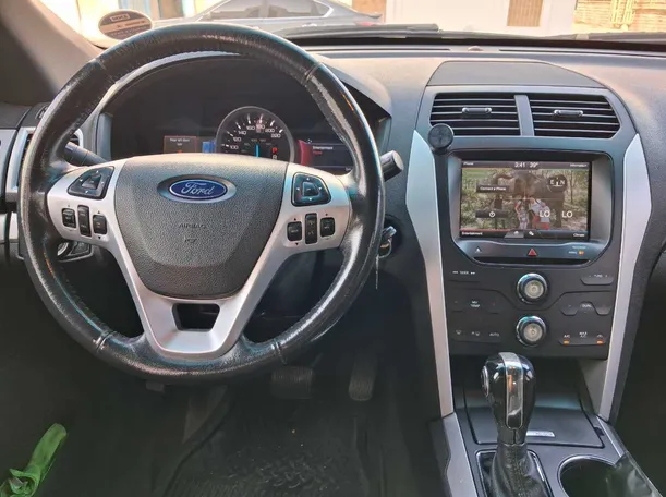 Car image 14