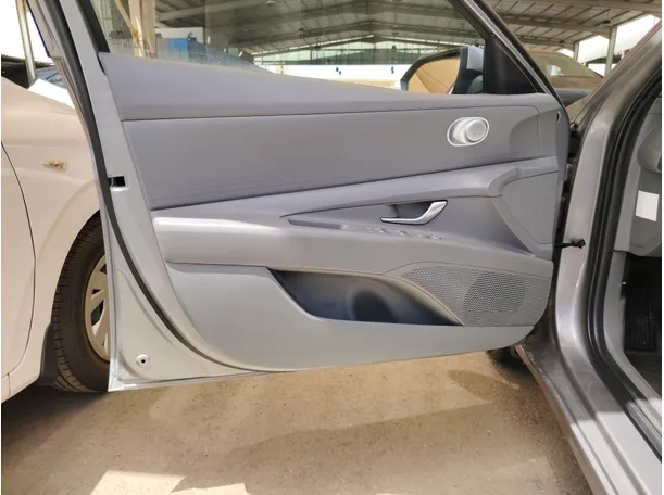 Car image 11