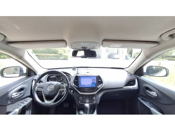 Car image 14