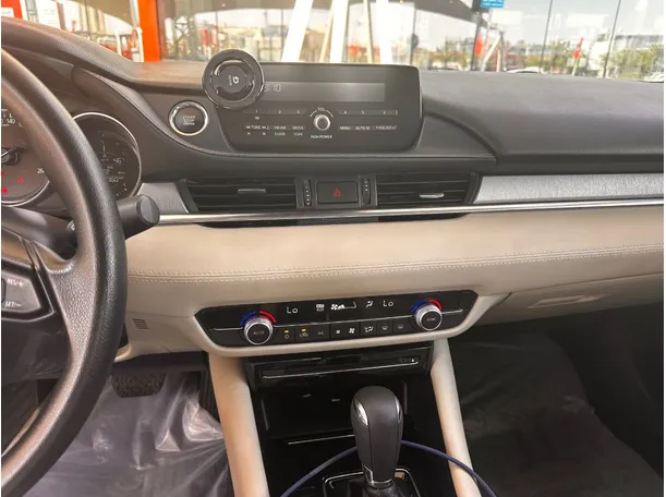 Car image 18