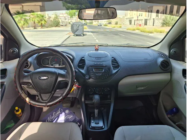 Car image 14