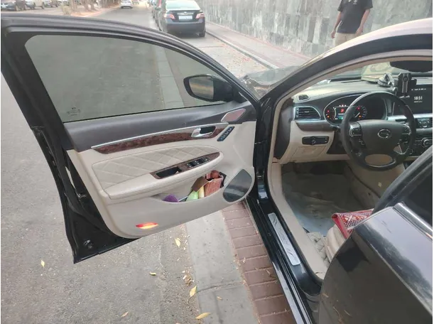 Car image 11
