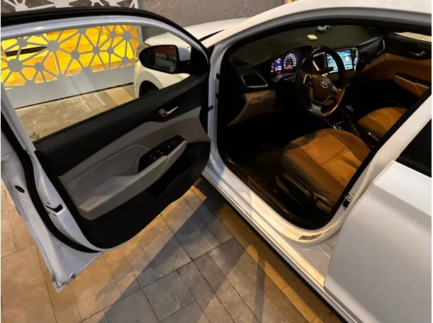 Car image 11