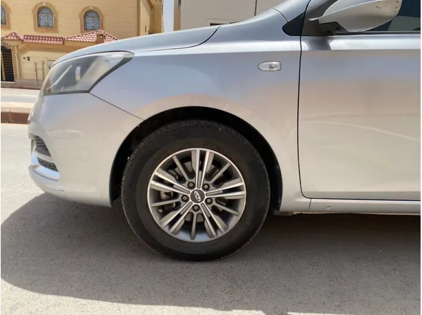 Car image 9