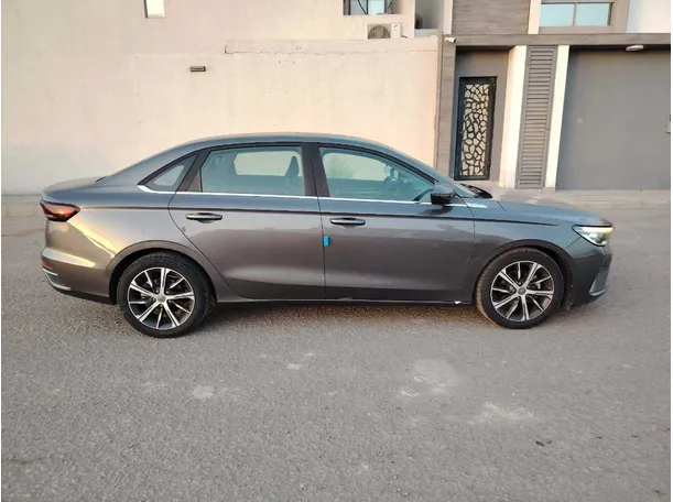 Car image 4