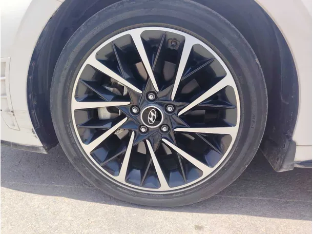 Car image 10