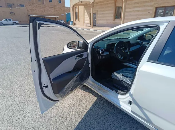 Car image 12