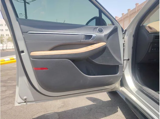 Car image 10