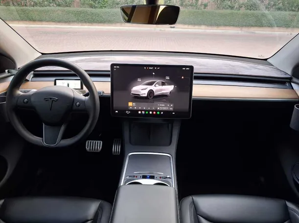 Car image 16