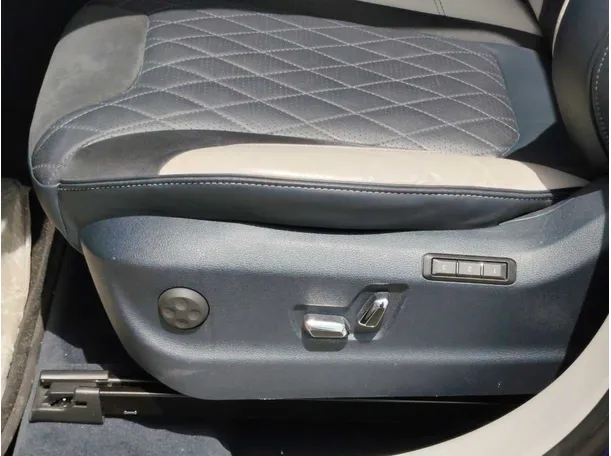 Car image 33