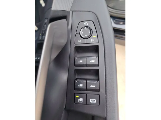 Car image 28