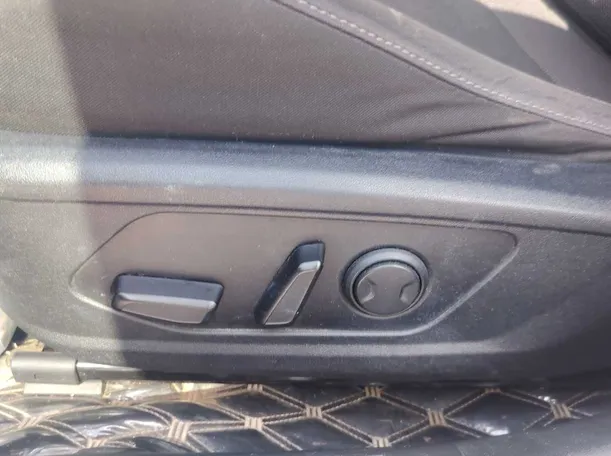 Car image 30