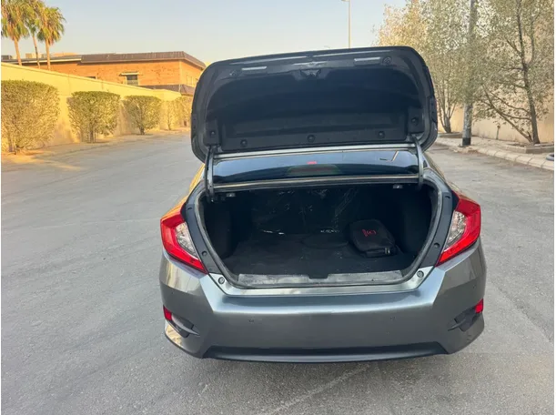 Car image 18