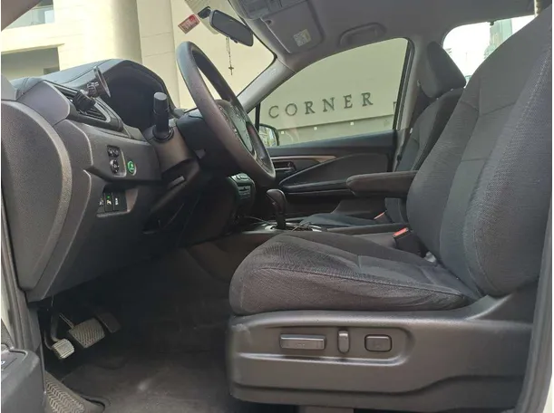 Car image 12