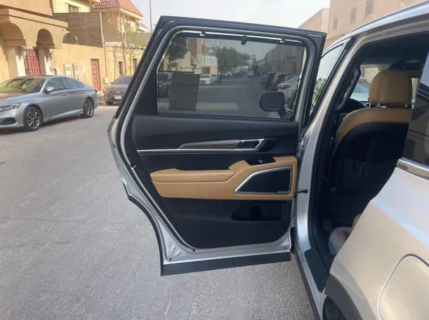 Car image 13