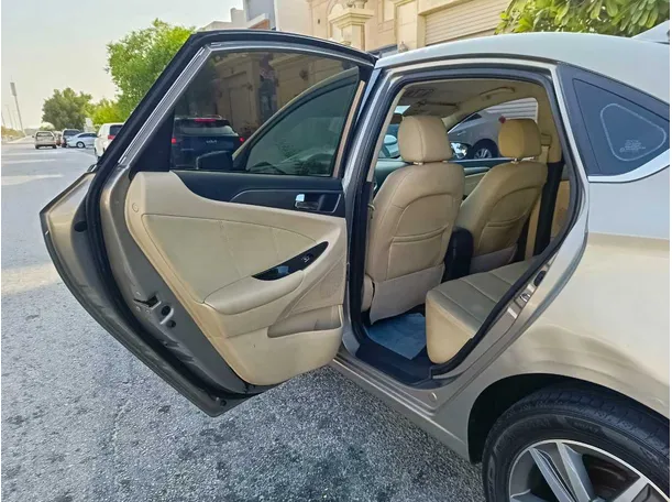 Car image 15
