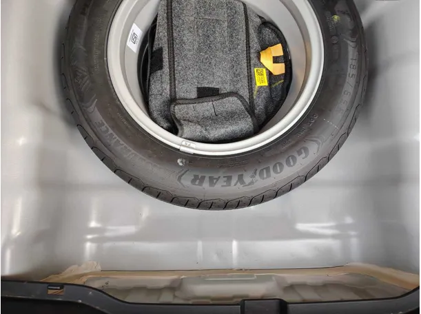 Car image 32