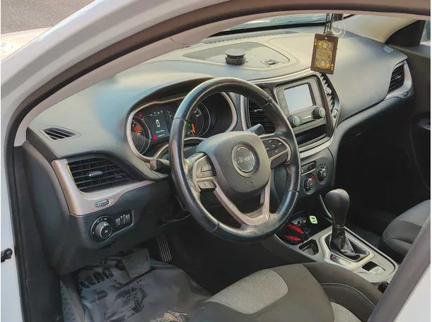Car image 13