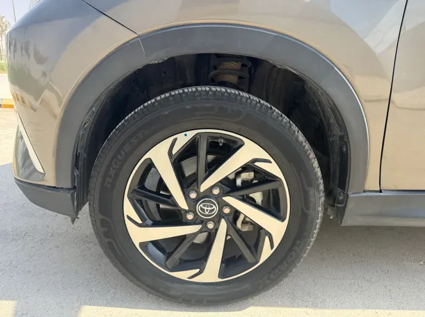 Car image 9