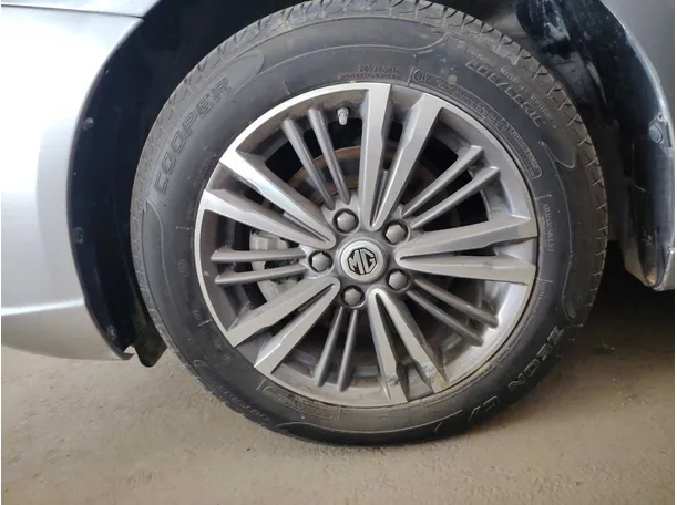 Car image 9