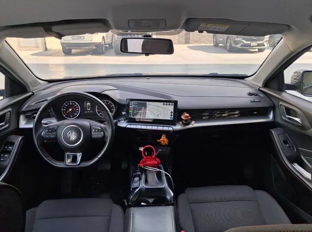 Car image 14