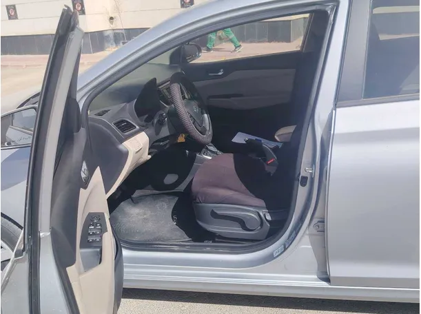 Car image 12