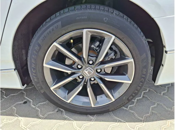 Car image 9