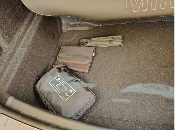 Car image 32
